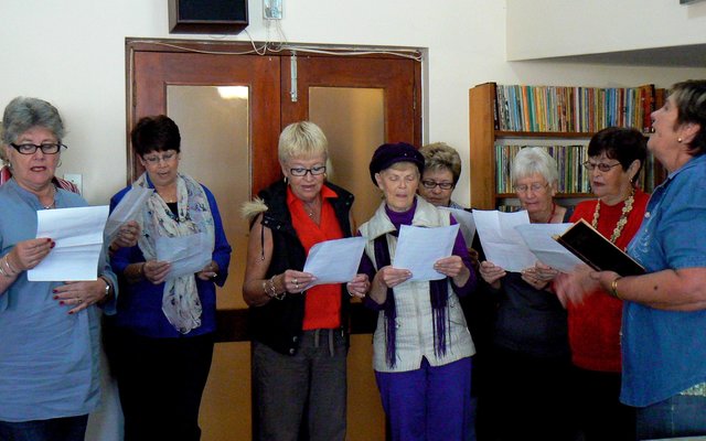 Daar is nie net gewerk nie - waar Aletta Lochner (NGK Koorafgrigter) is, word daar gesing voordat daar gewerk word